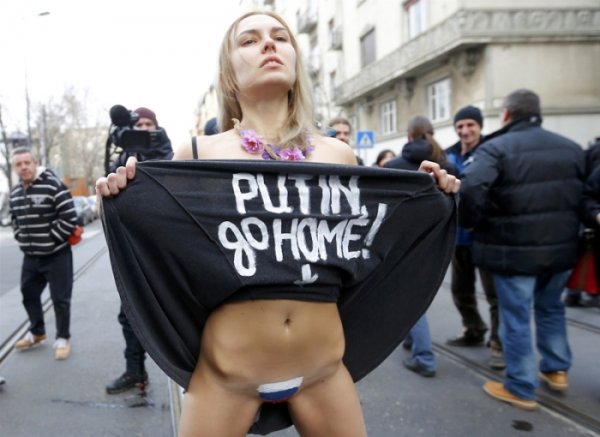 В Будапеште активистка Femen обнажилась в знак протеста против политики Путина