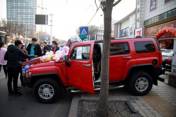 Что служит прилавком для уличных торговцев в Китае