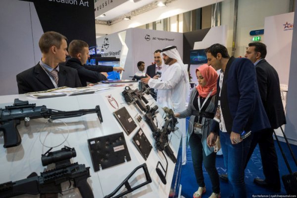 Фоторепортаж с выставки оружия International Defence Exhibition в Абу-Даби
