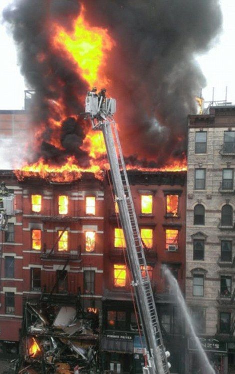 Крупный пожар на Манхэттене