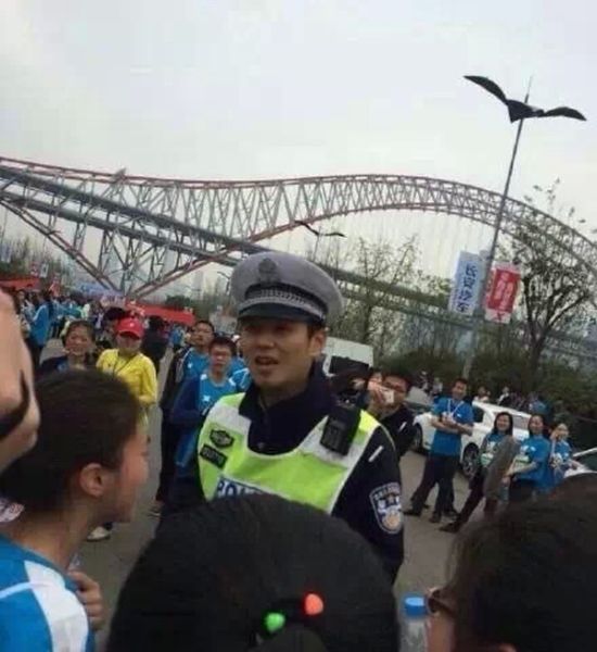 В Китае симпатичный полицейский сорвал марафон