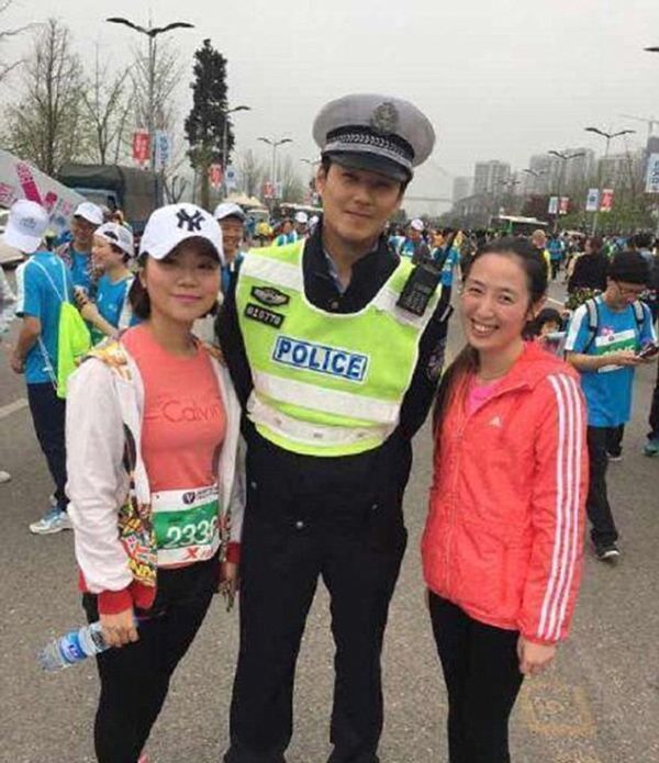 В Китае симпатичный полицейский сорвал марафон