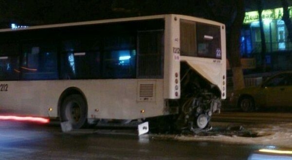 В Ростове-на-Дону из городского автобуса вывалился и загорелся мотор