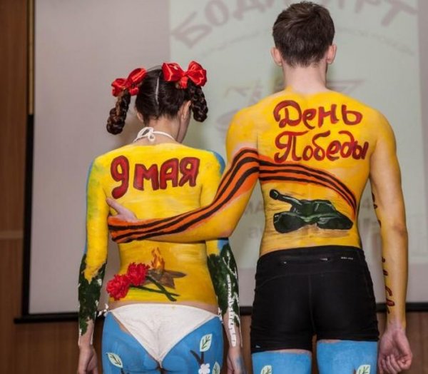 В Ижевске студенты украсили свои тела изображениями в честь Дня Победы