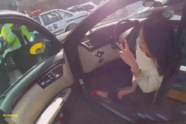 Пьяная китаянка угодила в ДТП, после чего начала позировать полицейским