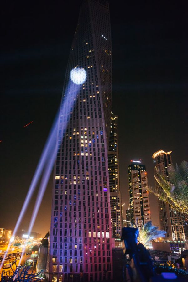Ален Робер, Человек-паук из Франции, покорил 75-этажный дубайский небоскреб Cayan Tower