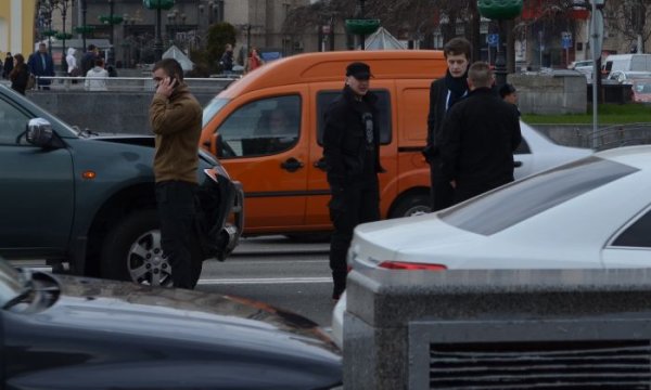 В Киеве бойцы батальона «Азов» врезались в бронированное BMW Алексея Порошенко