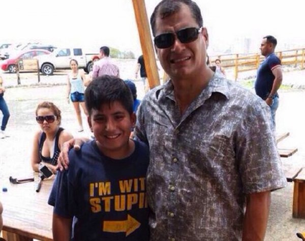 Президент Эквадора Рафаэль Корреа сделал фото с мальчиком в футболке «Я с придурком»