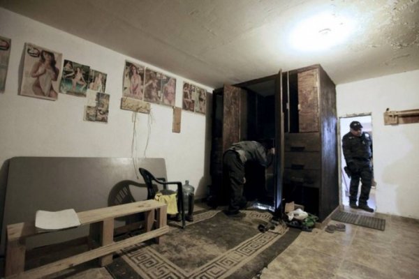 Мексиканские контрабандисты сделали в шкафу вход в подземный тоннель, ведущий в США