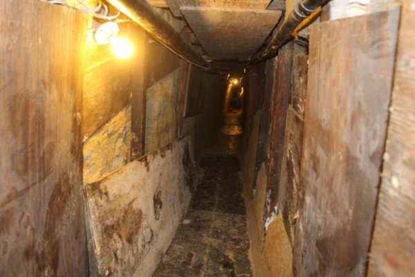Мексиканские контрабандисты сделали в шкафу вход в подземный тоннель, ведущий в США