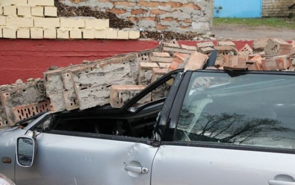 В Бресте штормовой ветер обрушил кирпичную стену на припаркованные автомобили