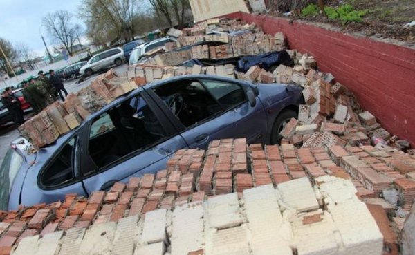 В Бресте штормовой ветер обрушил кирпичную стену на припаркованные автомобили