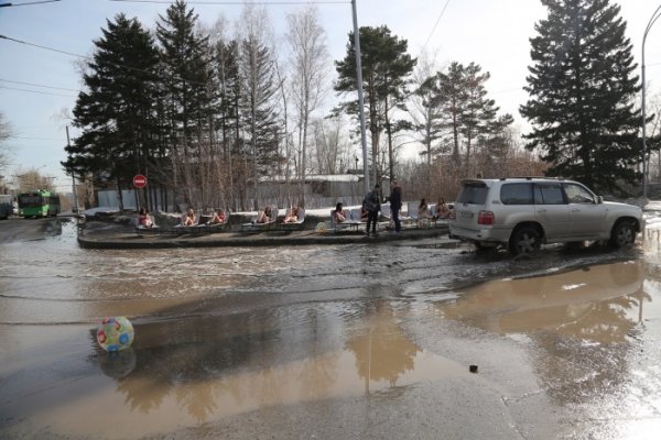 Девушки из Новосибирска решили привлечь внимание к дорожной проблеме, позагорав у лужи