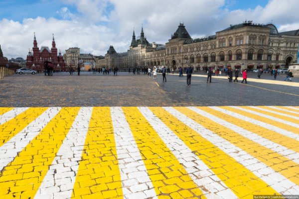 На Красной площади появились желто-белые «зебры»