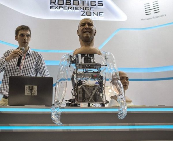 На выставке в Гонконге показали робота с мимикой