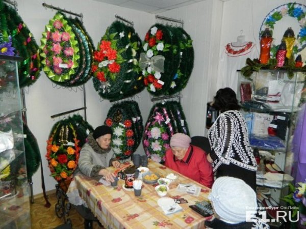 В Екатеринбурге ветеранам ВОВ устроили праздничное чаепитие в ритуальном зале среди гробов и венков
