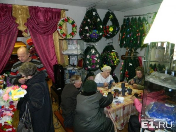 В Екатеринбурге ветеранам ВОВ устроили праздничное чаепитие в ритуальном зале среди гробов и венков
