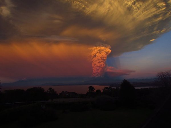Чилийский вулкан Кальбуко начал выбрасывать пепел