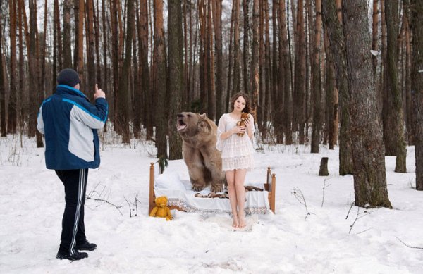 Русские фотомодели в обнимку с медведем шокировали западных пользователей сети