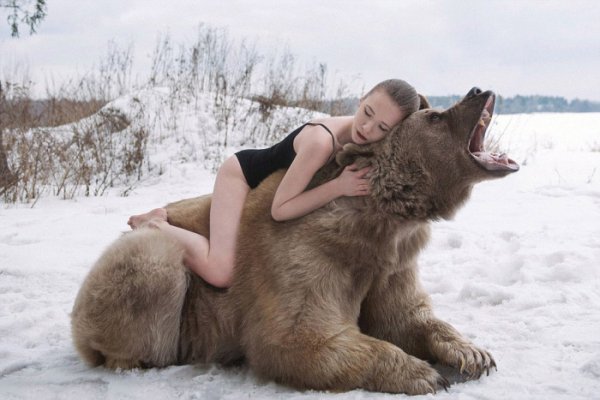 Русские фотомодели в обнимку с медведем шокировали западных пользователей сети