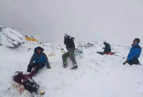 Землетрясение в Непале спровоцировало сход лавины на Эвересте