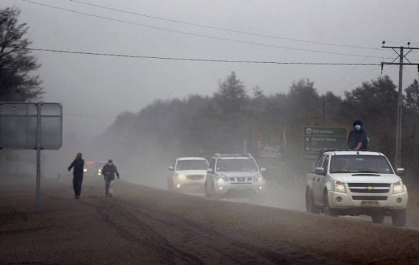 В Чили толстый слой вулканического пепла покрыл населенные пункты близ вулкана Кальбуко