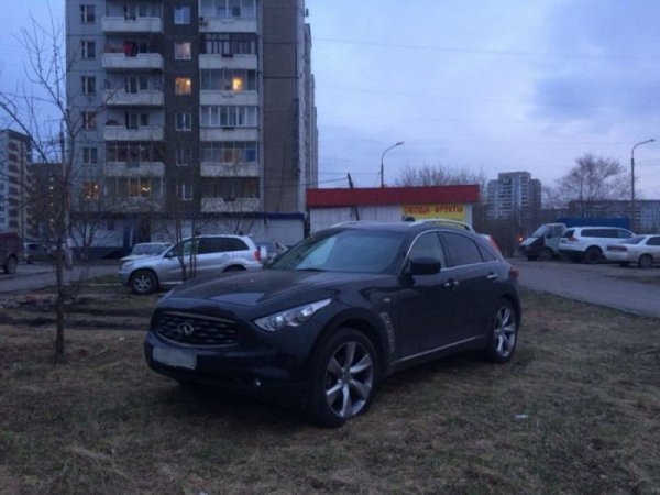 Последствия парковки на газоне в Красноярске
