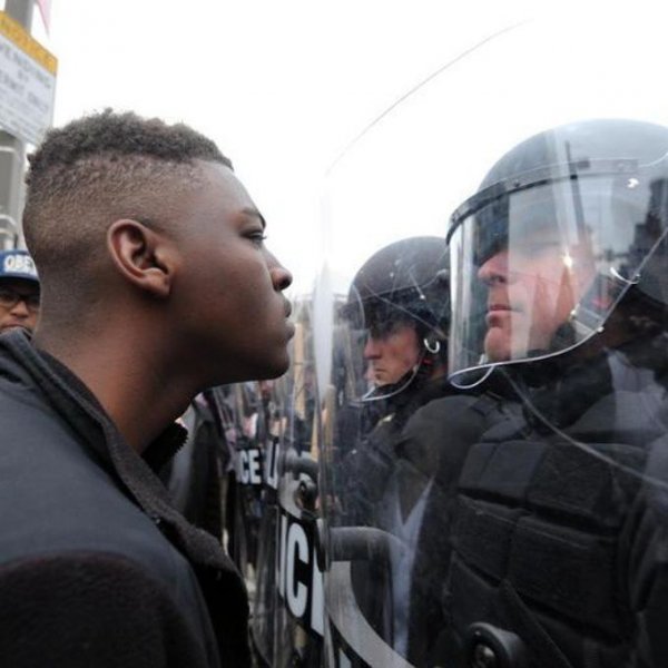 Из-за смерти афроамериканца в Балтиморе начались массовые беспорядки