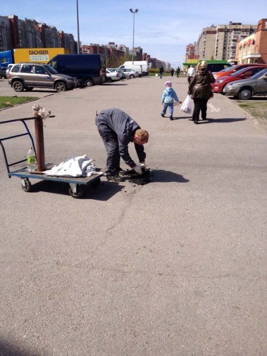 Питерские дорожники стали проводить ямочный ремонт вручную