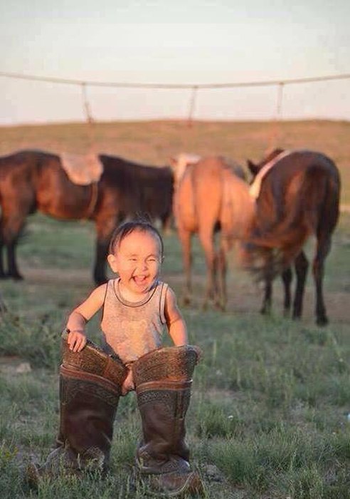 Фотографии со страниц монгольских пользователей соцсетей