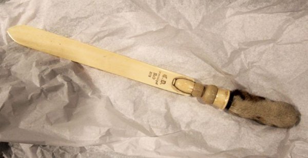 Декоративный ножик писателя Чарльза Диккенса с рукояткой из кошачьей лапы