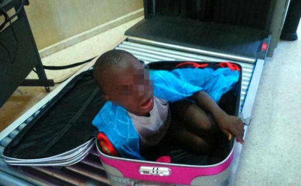 19-летняя девушка спрятала ребенка в чемодан, чтобы незаконно переправить его в Испанию