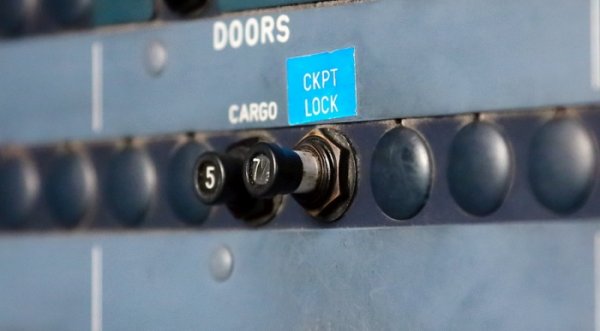 Как устроена дверь в кабину пилотов самолета Airbus-320