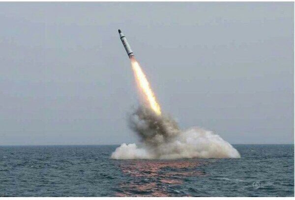 Ким Чен Ын пришел в восторг, увидев запуск ракеты с подводной лодки
