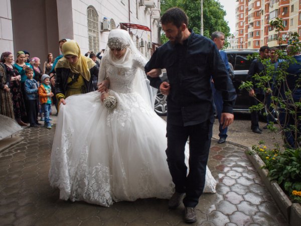 В Грозном школьница вышла замуж за 46-летнего начальника РОВД Нажуда Гучигова