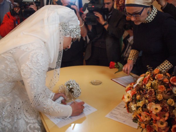 В Грозном школьница вышла замуж за 46-летнего начальника РОВД Нажуда Гучигова