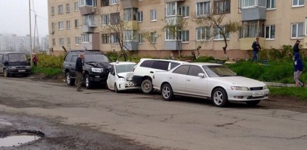Во Владивостоке 15-летний подросток на Toyota Land Cruiser устроил массовое ДТП