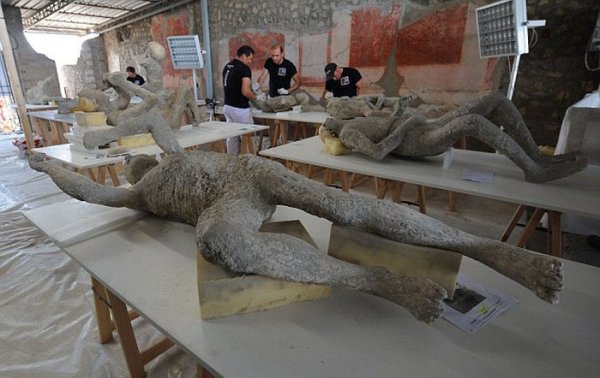 Что находят под застывшей лавой Везувия в Помпеях
