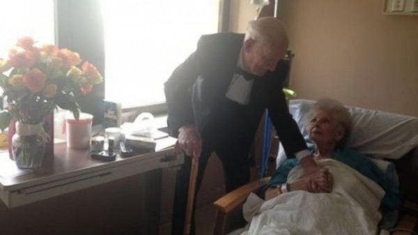Пожилая семейная пара отпраздновала 57-ю годовщину свадьбы на больничной койке