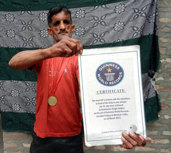Раммехар Пуня, «резиновый человек» из Индии, побил собственный рекорд