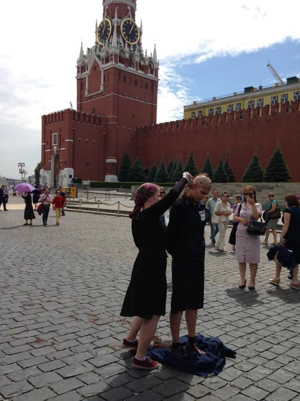 В центре Москвы за перформанс с бритьем головы наголо была задержана активистка Катрин Ненашева