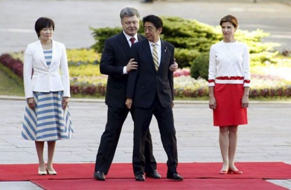 Непонятные действия Петра Порошенко на встрече с премьер-министром Японии