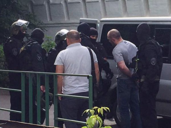 В Москве полицейские задержали преступников, используя табельное оружие