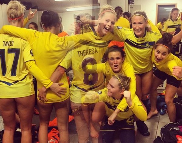 Девушки-футболистки из клуба «Брондбю» отпраздновали свои достижения обнаженными