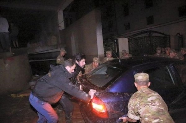 Член правительства Грузии Каха Каладзе принимает участие в ликвидации последствий наводнения в Тбилиси