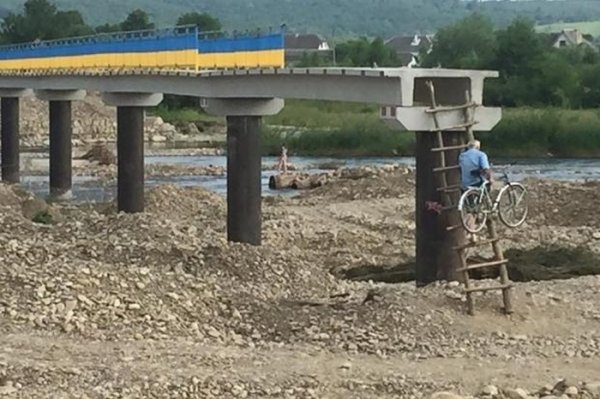 В Ивано-Франковской области люди вынуждены эксплуатировать недостроенный мост