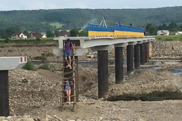 В Ивано-Франковской области люди вынуждены эксплуатировать недостроенный мост