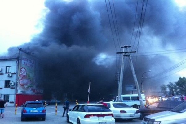В Иркутске горит торговый центр