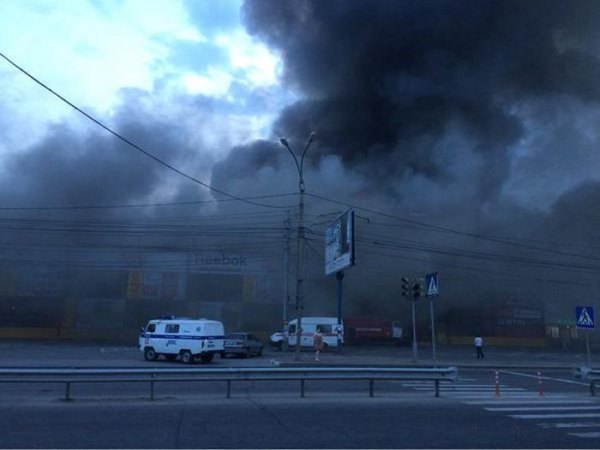 В Иркутске горит торговый центр