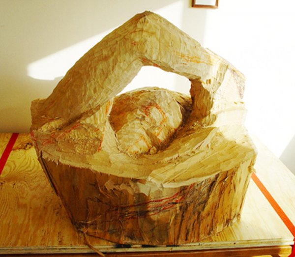 Оригинальная скульптура из дерева